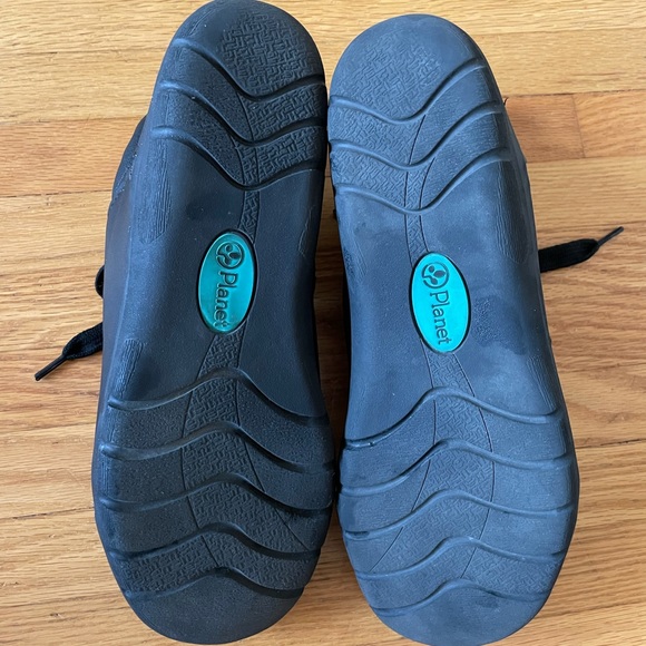 Planet Black Leather Sneaker. Size 8. - Picture 7 of 9